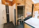 Bad mit Sauna, Regendusche und Whirlwanne